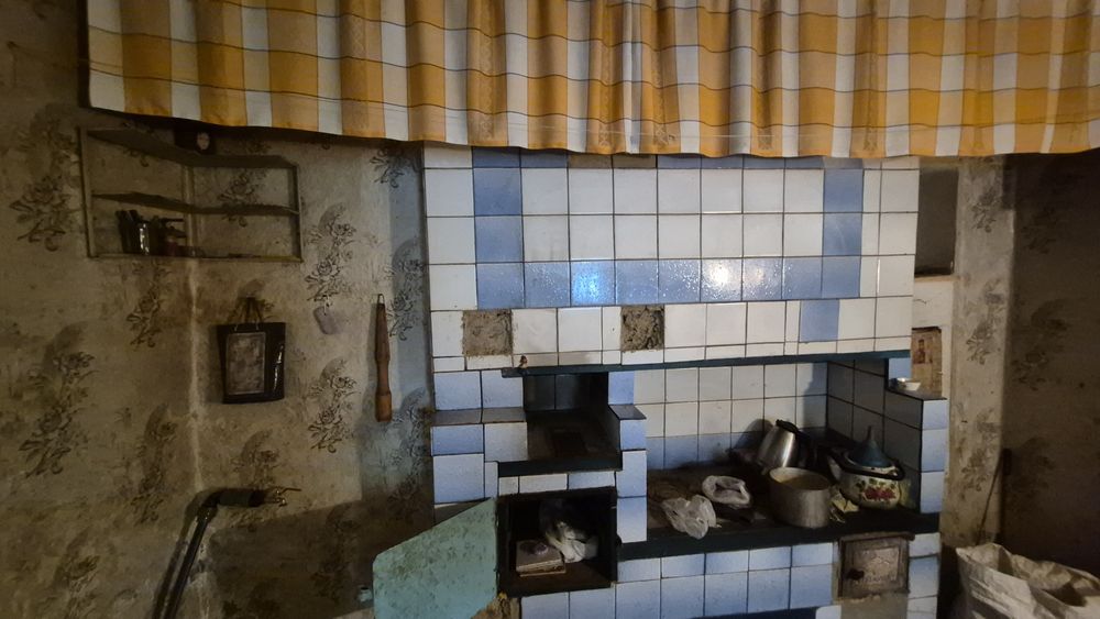 Будинок з джерельною водою на березі річки, асфальтована дорога