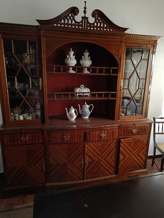 Cristaleira envernizada