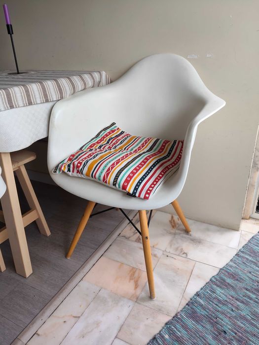 Cadeira de Design Nórdico (Estilo Eames) com Braços