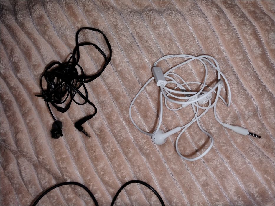 Наушники. Зарядки на старые телефоны
