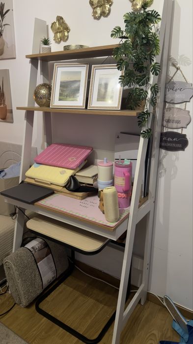 Mesa secretaria com prateleiras