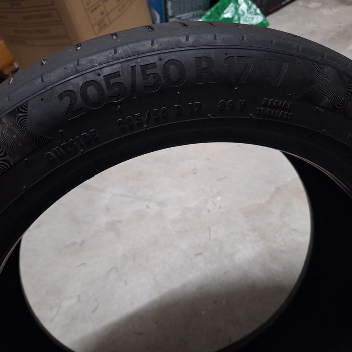 Pneu  Continental  205/50 R17 V