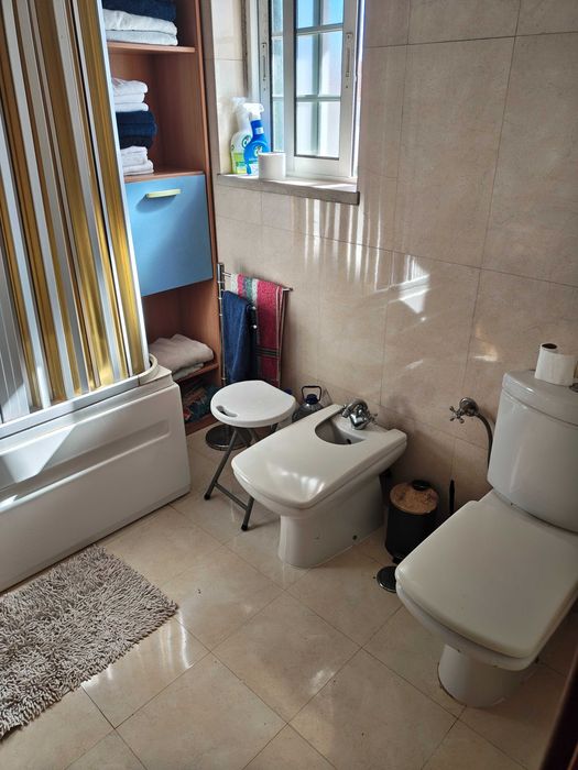 Quarto em Moradia no Feijó (Quinta do Chiado)