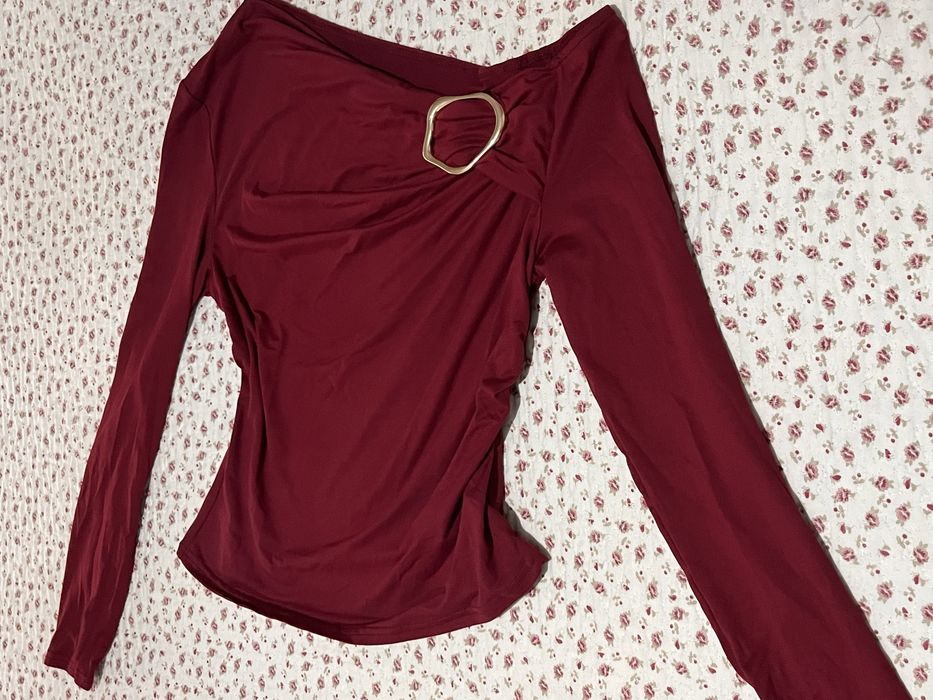 Camisola bordeaux com detalhe em dourado da Shein