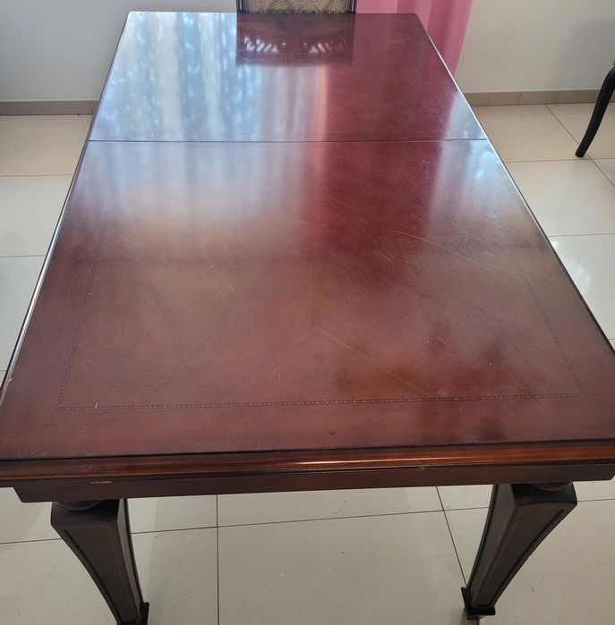 Duży drewniany stół rozkładany