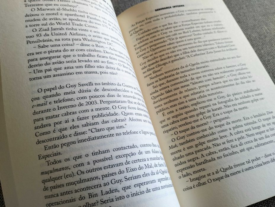 Livro "Homens que matam cabras só com o olhar" Jon Ronson