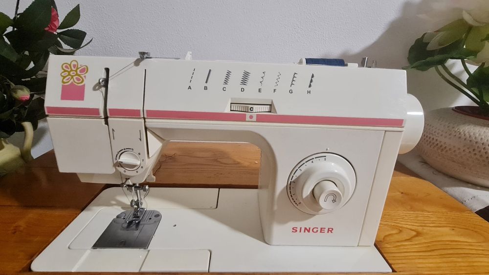 Máquina de Costura Singer com Móvel de Madeira