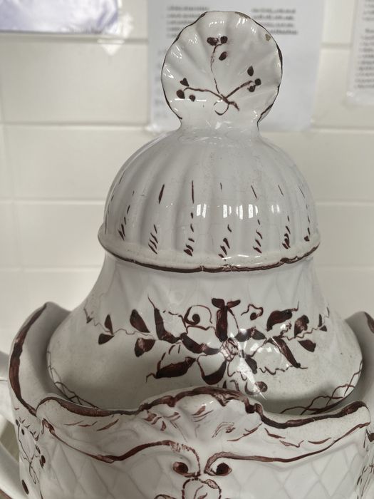 Jarro de porcelana pintado em mao