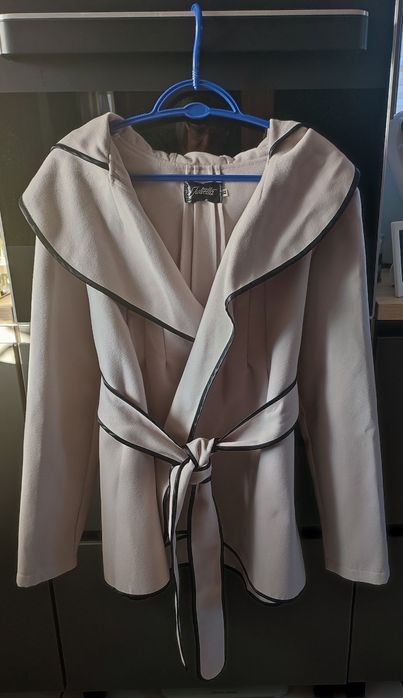 Płaszcz wiosenny z kapturem