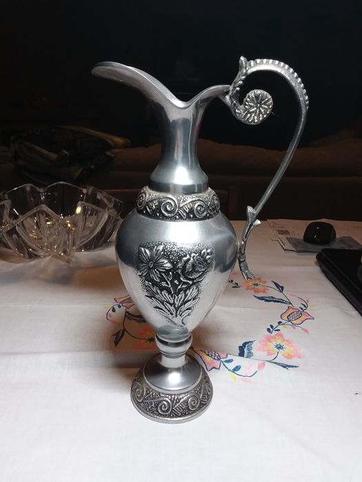 Jarra em estanho em bom estado