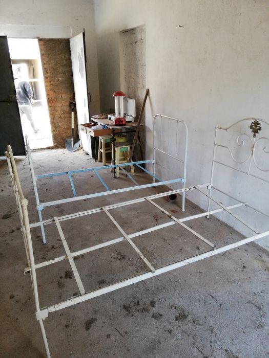 Duas Camas de ferro antigas completas