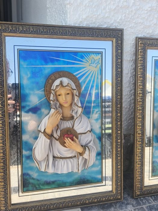 Quadros religiosos em relevo