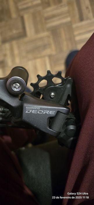 Desviador traseiro Shimano Deore de 11 velocida-
des, gaiola longa SGS