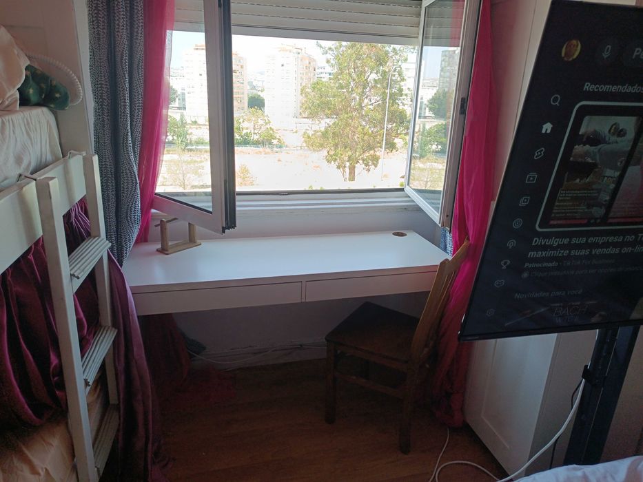 Quarto Triplo com TV 50", WiFi, AC, Contrato - 1 Pessoa