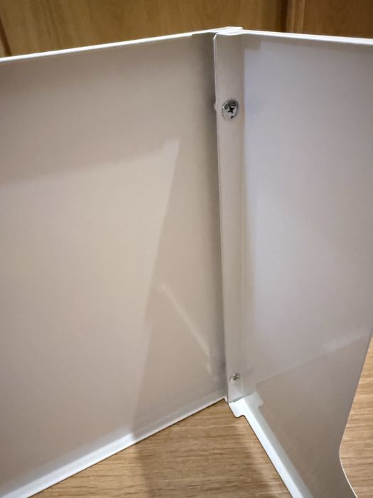 Capa branca em metal, para esconder tubos