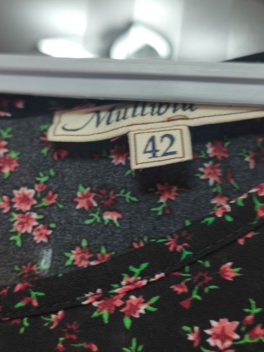 Damska czarna bluzeczka w małe kwiatki