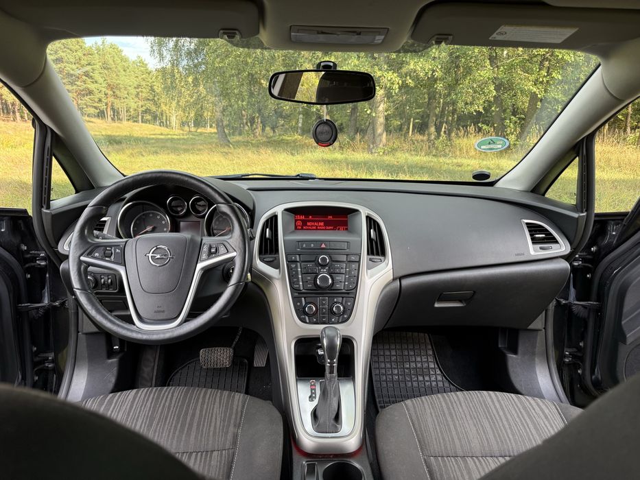 Продам Opel Astra J 2011, Бензин 1.6 Автомат