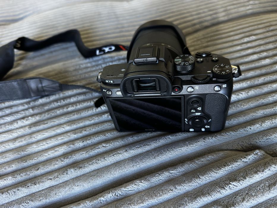 Sony A7III (Corpo Full-Frame) Com Lentes de Zoom Padrão FE 28-70mm