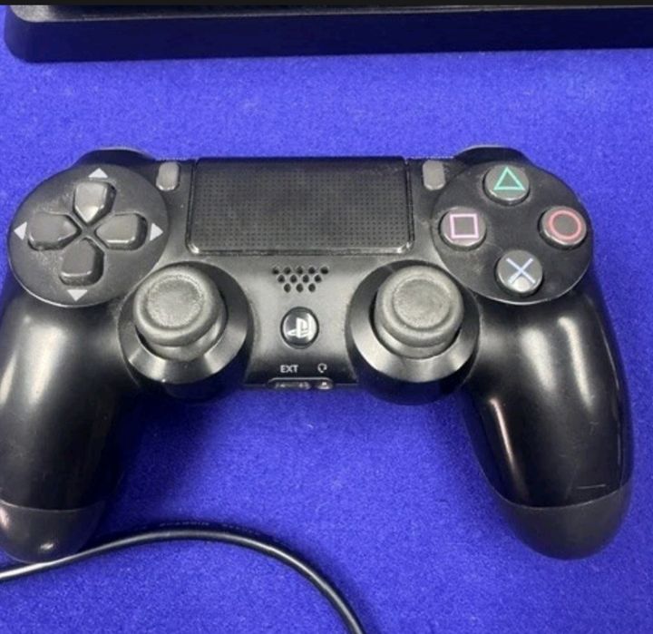 PS4 1TB pouco uso