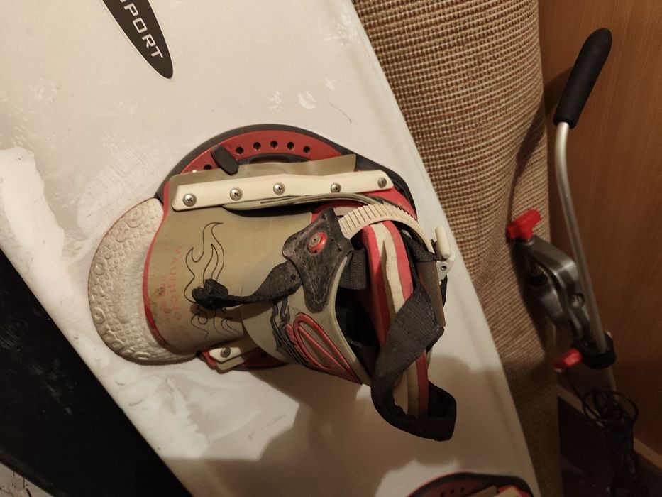 Deska wakeboard z wiązaniami