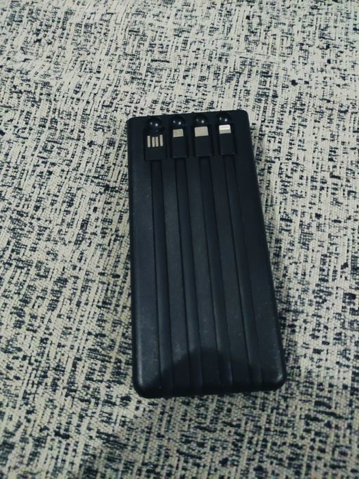 Powerbank que carrega com carregador  e com a energia solar. Tem 4 cabos diferentes