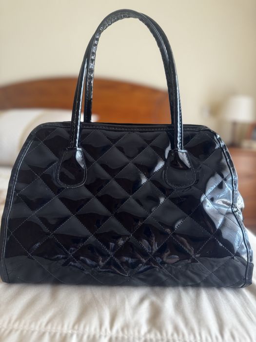 Mala de verniz, em preto