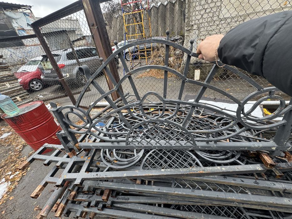 Кованый забор ручной роботы в хорошем состоянии