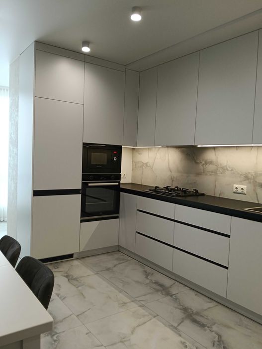 Сучасна 2 к Озерна + паркомісце,ліфт працює постійно..