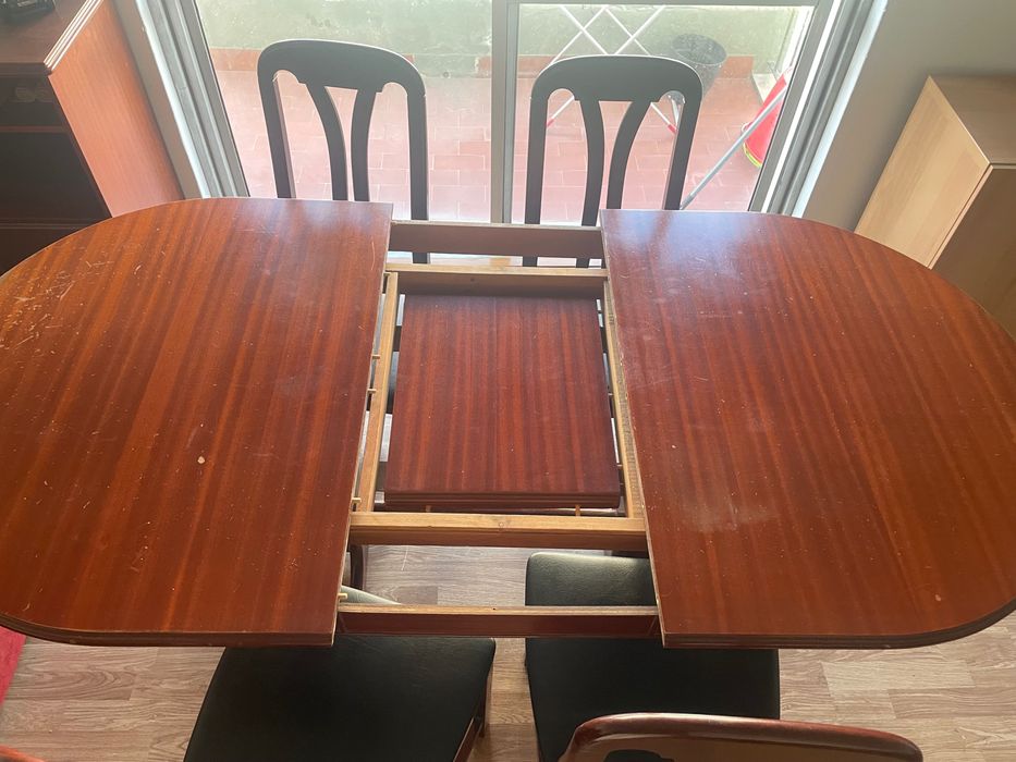 Mesa extensível em madeira maciça + 4 cadeiras