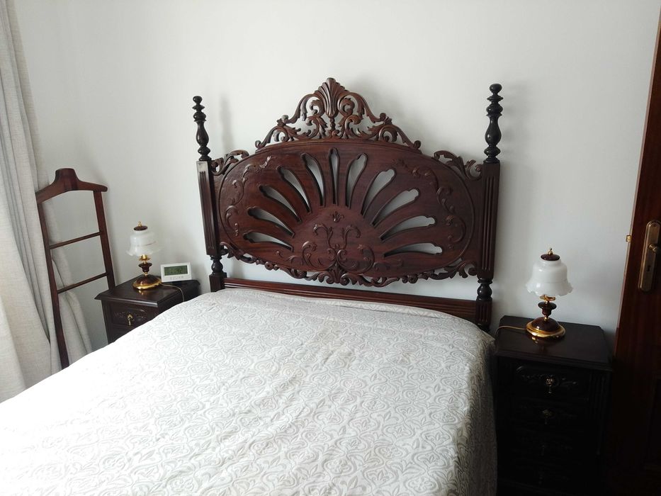 Cama de casal em madeira maciça