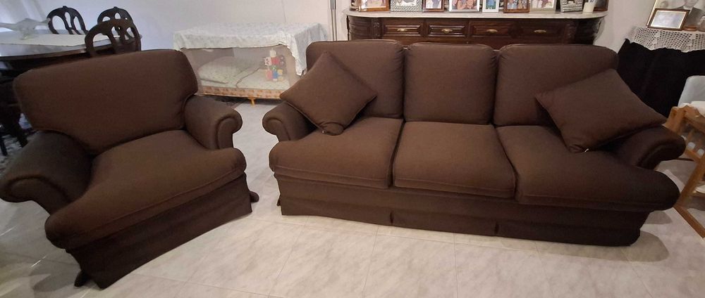 Sofá usado em muito bom estado, para 4 pessoas com cama.