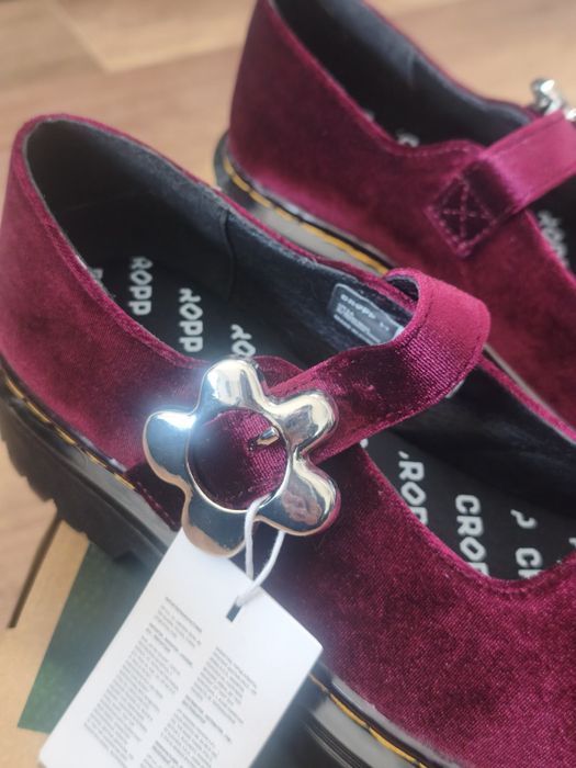 Bordowe półbuty z kwiatową klamrą