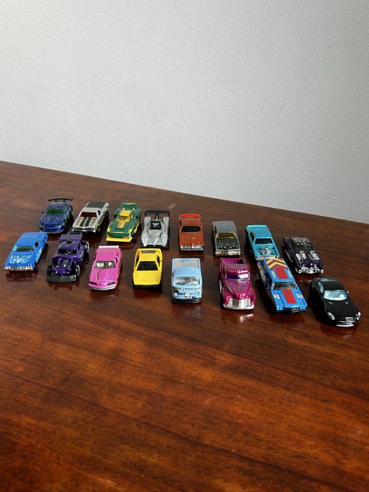 Zestaw HotWheels 16 samochodzikow