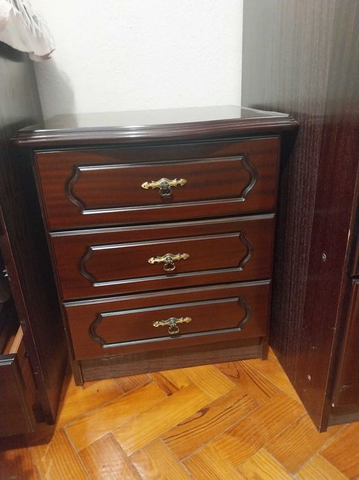 Cama + mesas cabeceira + cómoda + colchão - quarto