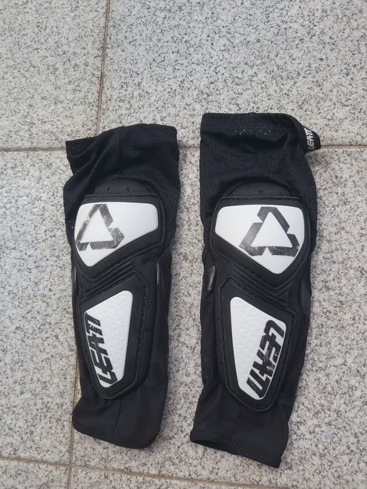 Cotoveleiras Leat semi novas downhill, enduro,  motocross