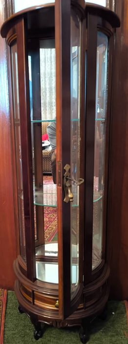 Vitrine em madeira e vidro ,meia lua,muito bom estado