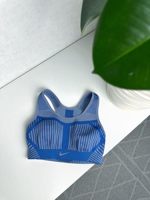 Спортивний топ Nike