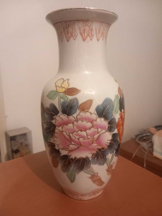 Jarra decorativa em porcelana estilo oriental