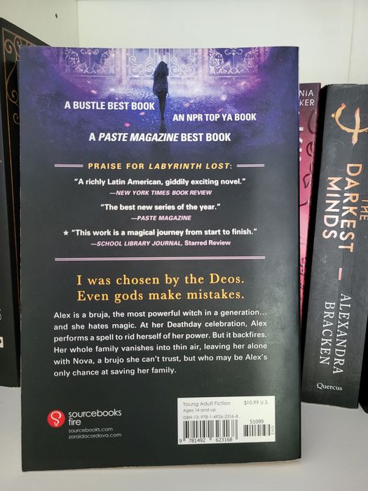 Livro Labyrinth Lost de Zoraida Córdova