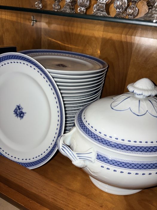 Serviço de Jantar Vista Alegre – Impecável (Peça de Exposição)