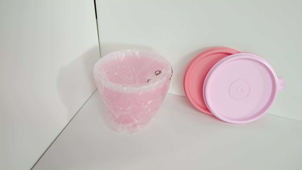 Conjunto de duas refrigeradoras marca tupperwar de 380 ml cada, novas, em tons rosa.