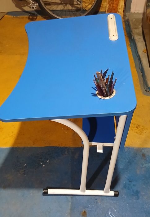 Продам детскую парту.