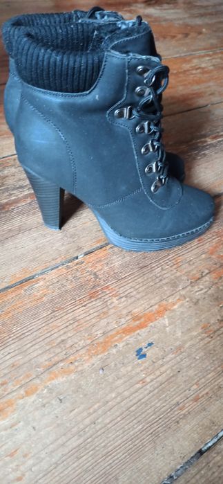 Czarne buty wiązane na wysokim obcasie