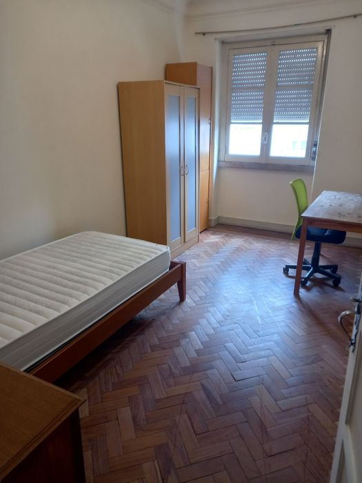 Quarto no Saldanha  junto ao Técnico (IST) a Estudante Universitária