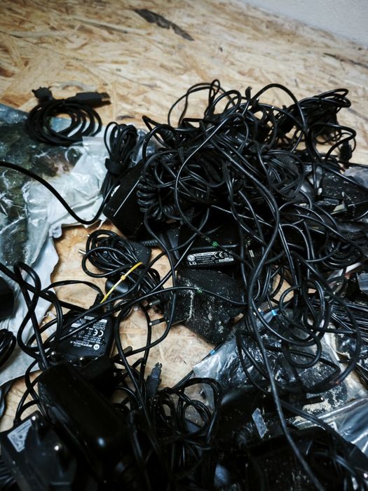 Zestaw ładowarek i kabli do telefonow