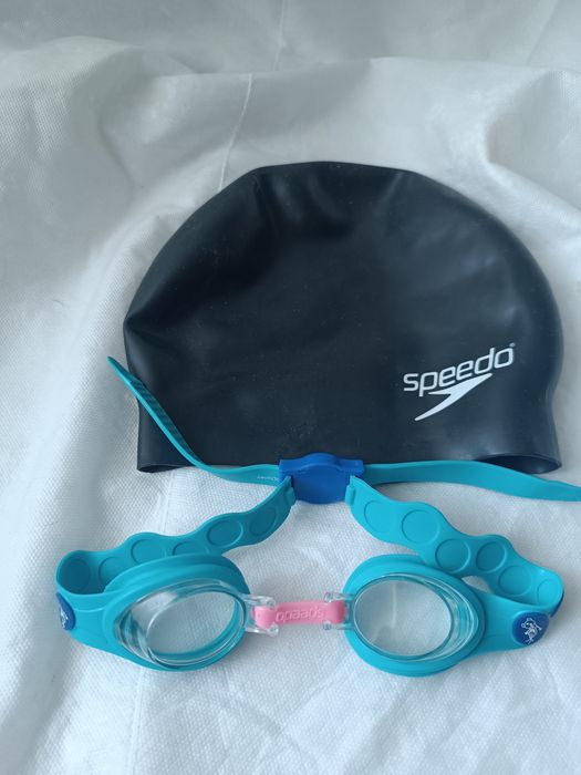 Силиконовая шапочка для плавания и очки.