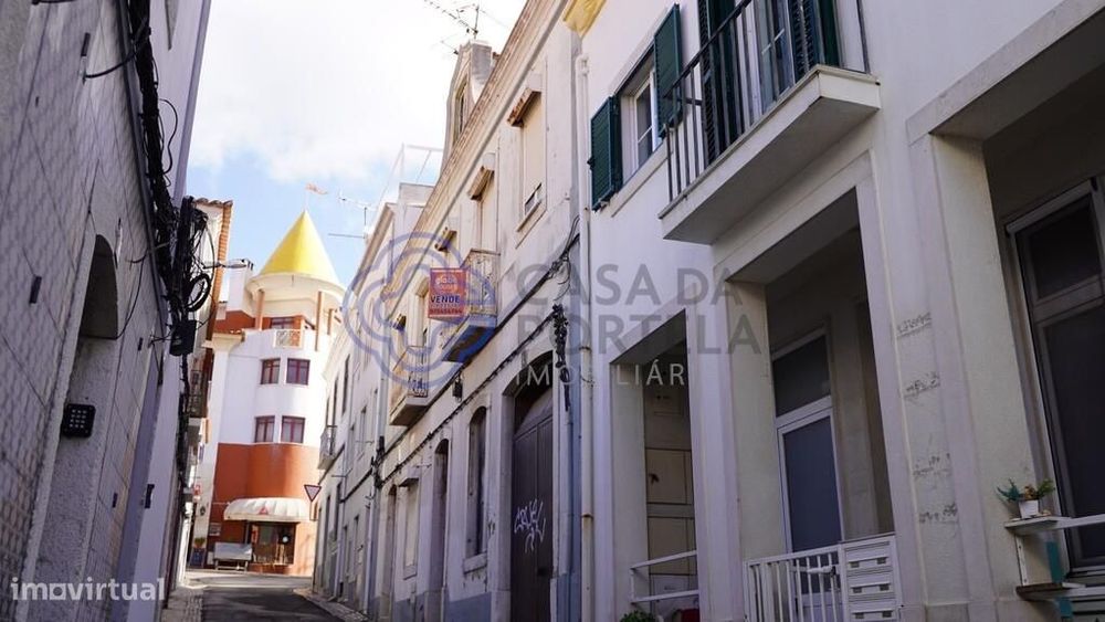 Prédio para Investimento no Centro de Sesimbra a 4 Minutos da Praia