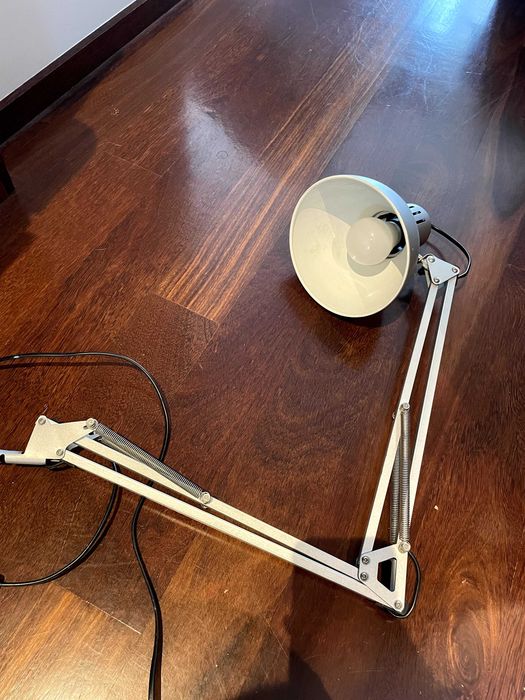 Candeeiro ikea de prender à secretária