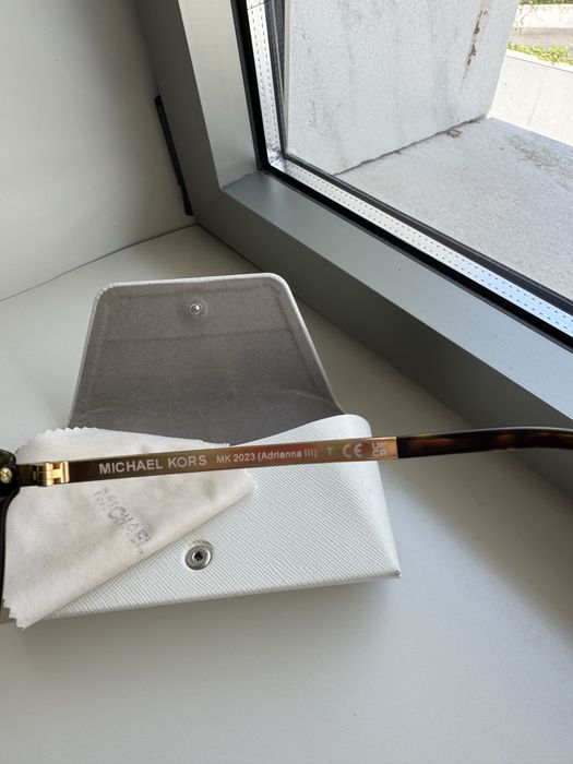 Óculos de sol Michael Kors Adrianna III (MK 2023)