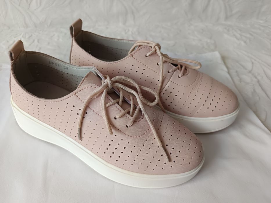 Trampki ażurowe ze skory na wyższej koturnie